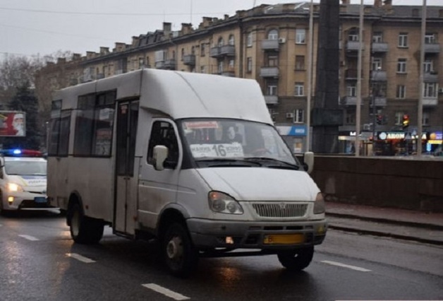 В Николаеве полицейские бесцеремонно вытолкали из маршрутки пассажира без маски: опубликовано видео