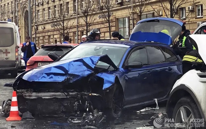 В Москве произошло масштабное ДТП с авто известного блогера и служебной машиной Пескова