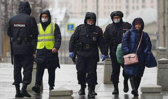 Центр Москвы патрулирует полиция в день годовщины убийства Бориса Немцова