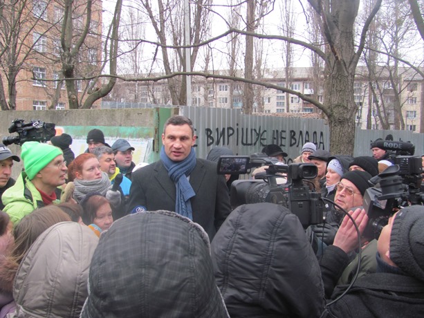 Чи визначився Кличко, на чиєму він боці в будівельних скандалах?