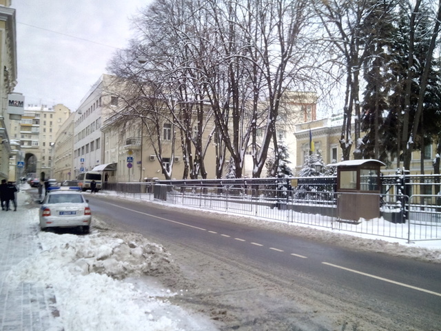 В Москве полиция избила пришедших возложить цветы к посольству Украины