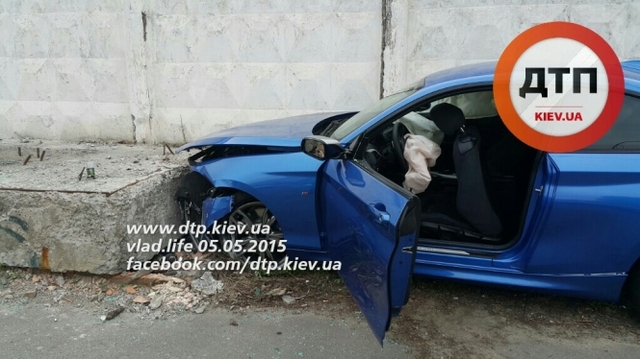 ДТП в Киеве на Подоле: на Новоконстантиновской новенький BMW M235i вылетел с дороги в бетонный блок