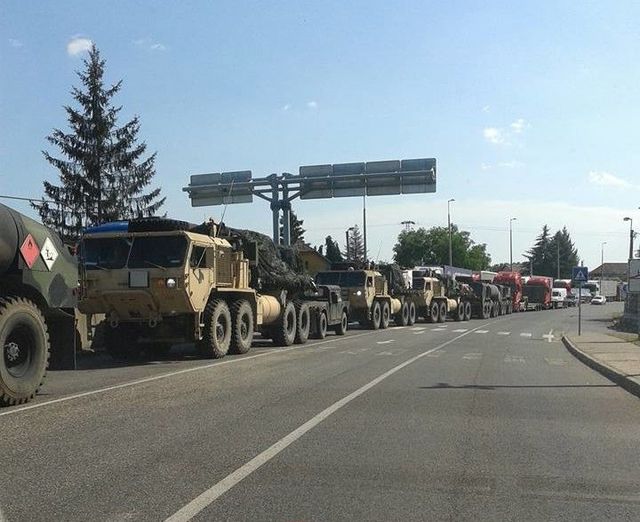 В Венгрии у границы с Украиной замечена колонна военной техники: фотофакт