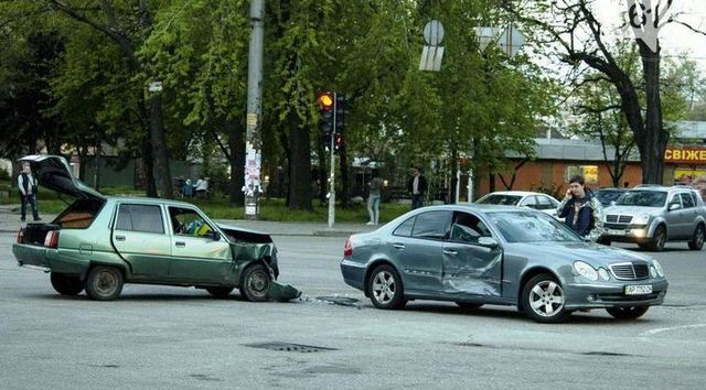 Вы кто, сынки?… Во дворе «Мерс» поцарапал дверь «Славуты»