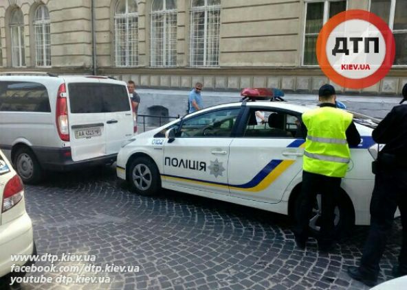 ДТП С УЧАСТИЕМ ПАТРУЛЬНОГО АВТО ВО ЛЬВОВЕ: ПОЛИЦЕЙСКИЙ TOYOTA PRIUS ВРЕЗАЛСЯ В MERCEDES