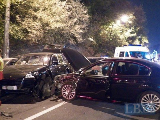 МАСШТАБНОЕ ДТП В КИЕВЕ НА ЛАВРСКОЙ: ОЧЕНЬ ПЬЯНЫЙ ВОДИТЕЛЬ SUBARU LEGACY НА ВСТРЕЧКЕ РАЗБИЛ 5 АВТО