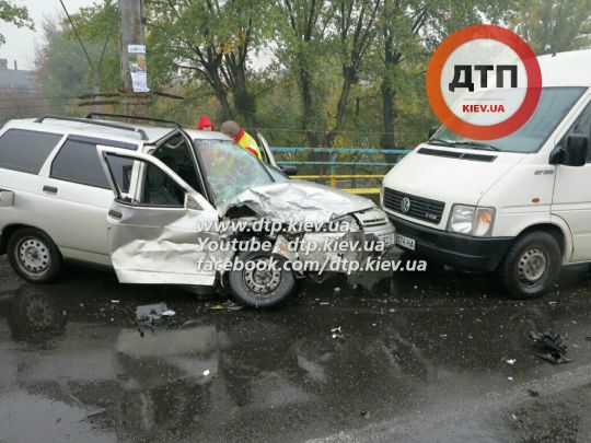 ЛОБОВОЕ ДТП В КИЕВЕ НА ПОБЕДЫ: ВАЗ ВЫЛЕТЕЛ В FORD И VOLKSWAGEN. ВОДИТЕЛЬ В РЕАНИМАЦИИ