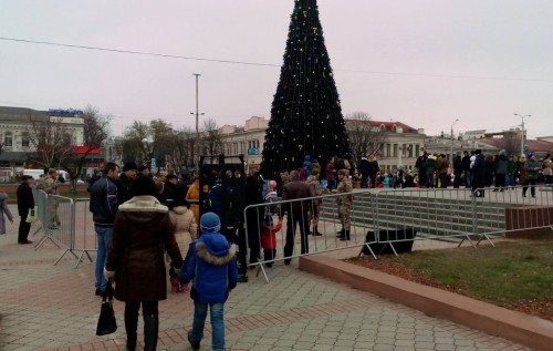 В Симферополе к елке дети должны ходить через металлоискатели. ФОТОФАКТ