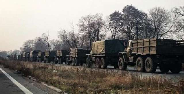 На Донбассе появились колонна инженерной техники и грузовики с боеприпасами в сопровождении майора ВС РФ