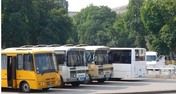 “Русский мир подтягивается”: в Киеве массово прибыли автобусы из регионов