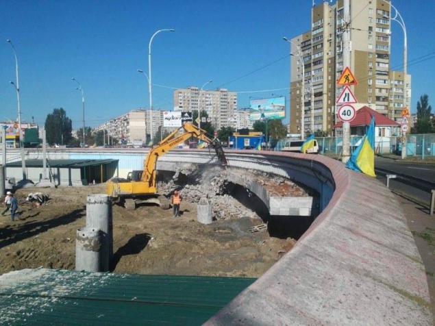 Застройщики скандального ТРЦ “Оазис” начали сносить выход из метро “Героев Днепра”