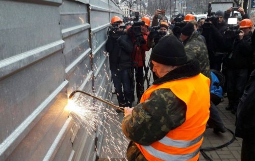 В Киеве начали демонтировать незаконно пристроенные этажи над Домом профсоюзов