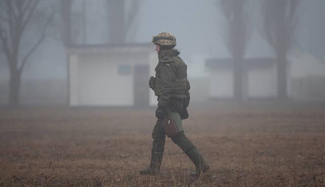 По Донецком снайпер боевиков убил украинского воина