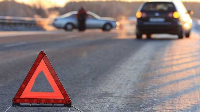 Под Киевом автомобиль на полном ходу влетел в бригаду коммунальщиков - есть погибшие