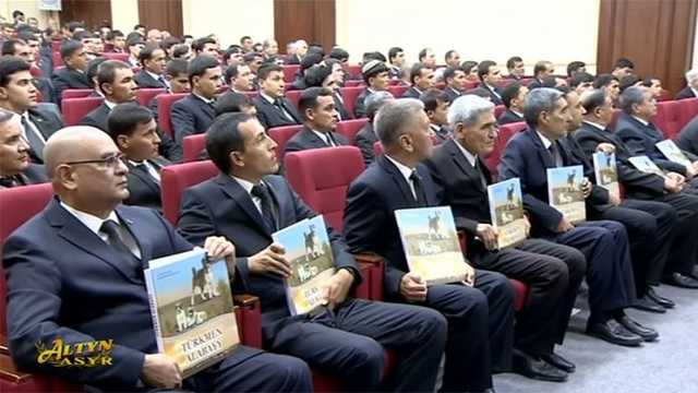 В Туркменистане шестой день празднуют публикацию книги президента об алабаях