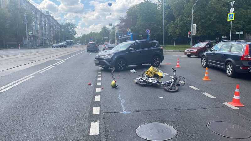 Автомобиль сбил курьера на велосипеде на востоке Москвы