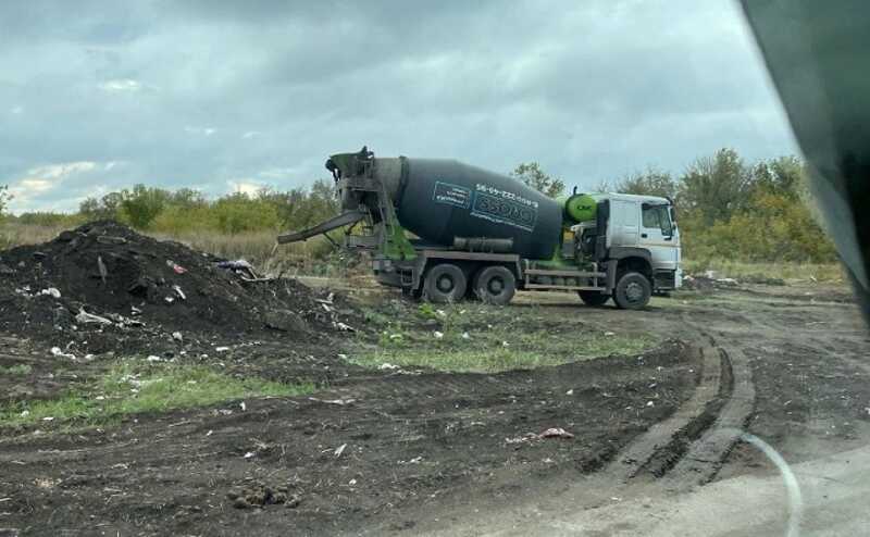 В Самарской области строители элитного посёлка сливают грязь в кукурузное поле