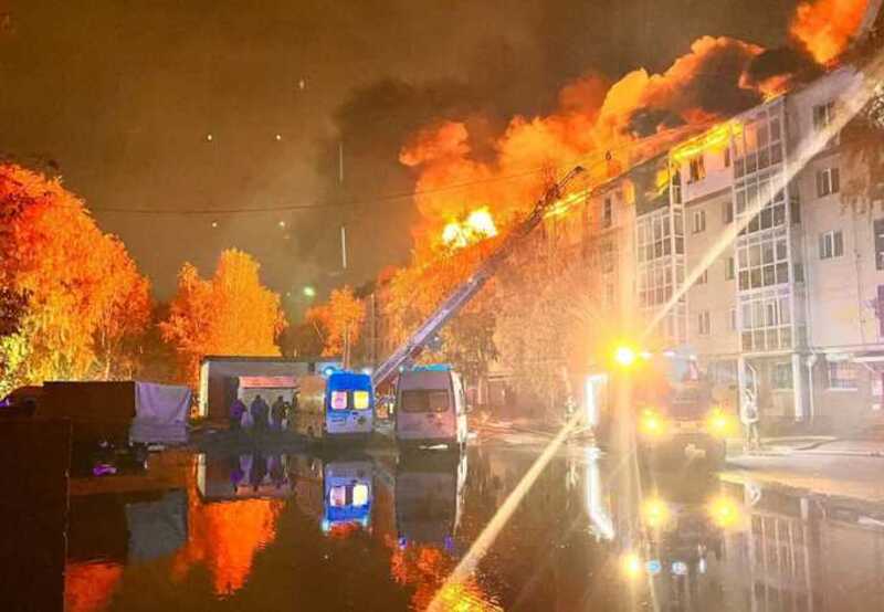 В Тобольске горит крыша пятиэтажного дома