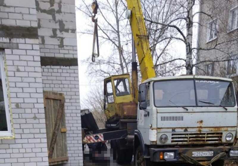 Машиниста автокрана насмерть придавило в Нижнем Новгороде