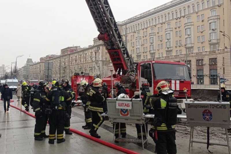 На крыше горящего Московского театра сатиры может находиться до 10 человек