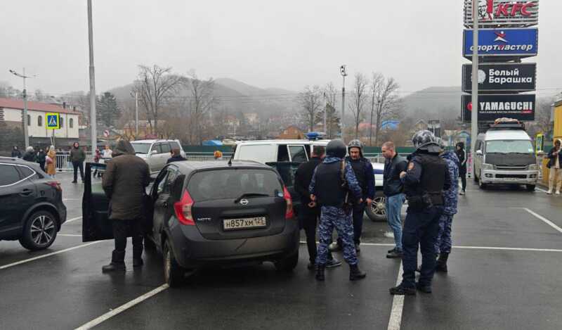 Во Владивостоке были задержаны мужчины с оружием возле торгового центра