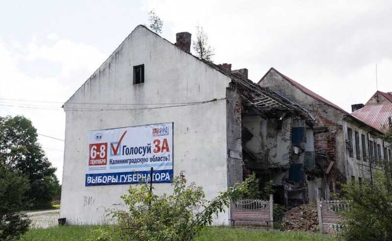 В Калининградской области на выборы губернатора позвали плакатом на разрушенном доме