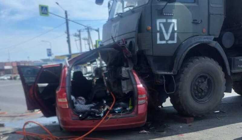 КАМАЗ с военной маркировкой протаранил легковушку в Ростовской области