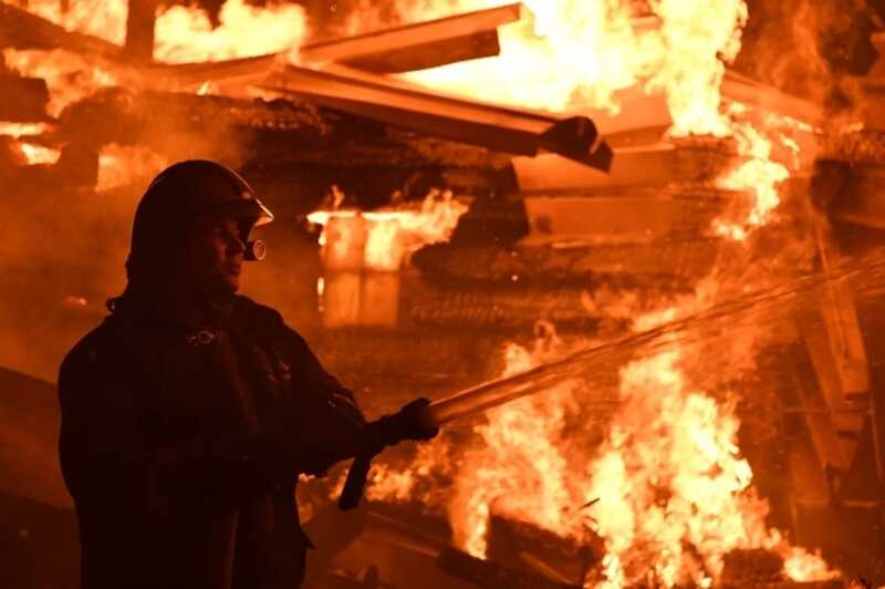 В Новосибирской области загорелся многоэтажный дом