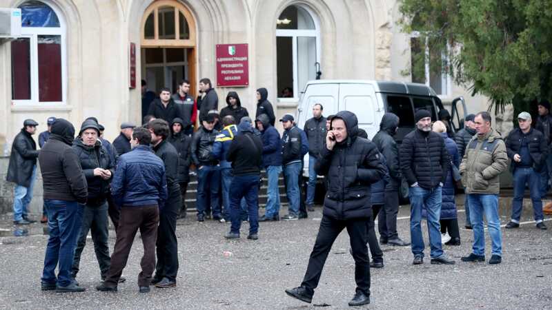 В Абхазии митингующие вступили в столкновение с полицией из-за соглашения с Россией