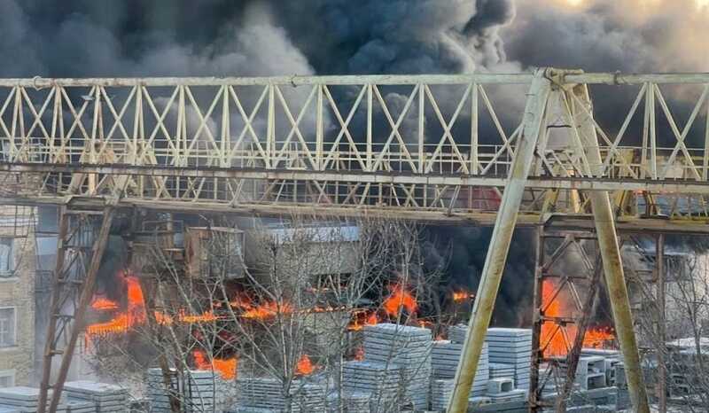 В Екатеринбурге начался пожар на полистирольном заводе