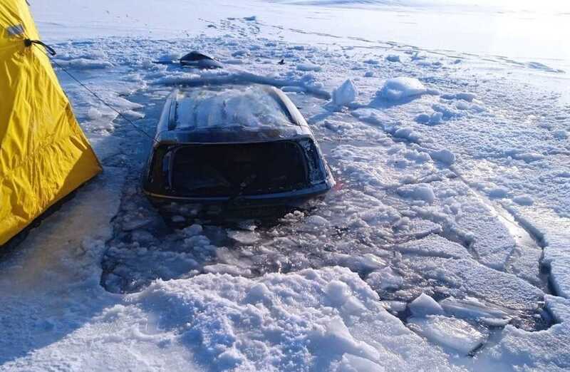 Автомобиль провалился под лед в Бурятии