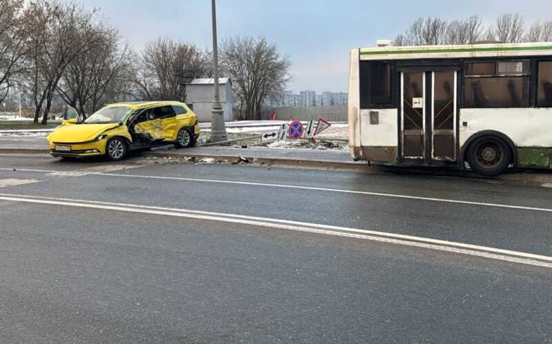 В Москве автобус столкнулся с такси, в результате чего есть пострадавшие