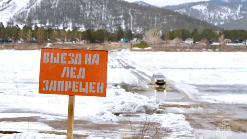 В Приморье машина ушла под лёд, два человека погибли