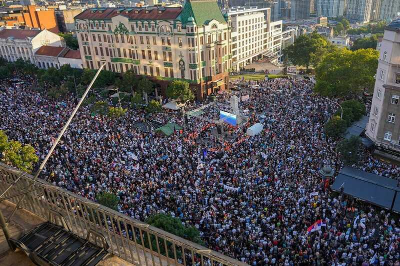 Протестующие в Сербии перекрывают улицы сельхозтехникой, требуя отставки властей