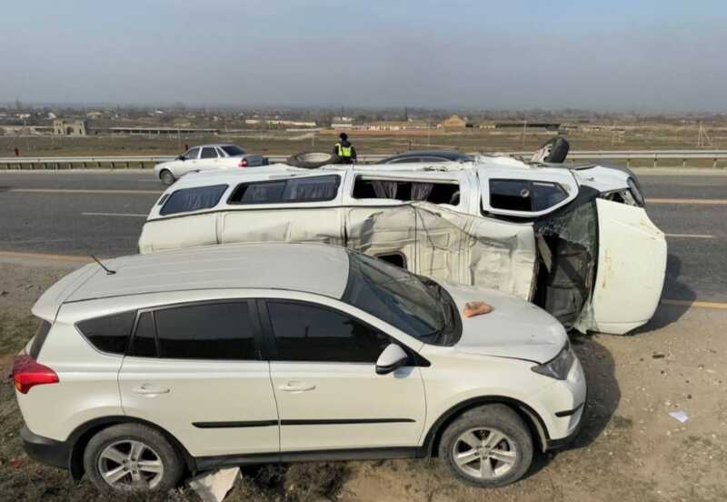 В Дагестане в результате аварии с микроавтобусом получили травмы 14 человек