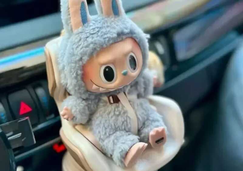 Игрушка за сотни долларов: плюшевые монстры Labubu превращаются в инвестицию