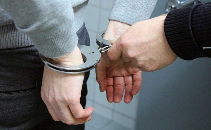 В Польше задержали серийного вора, скрывшегося в подвале с оружием
