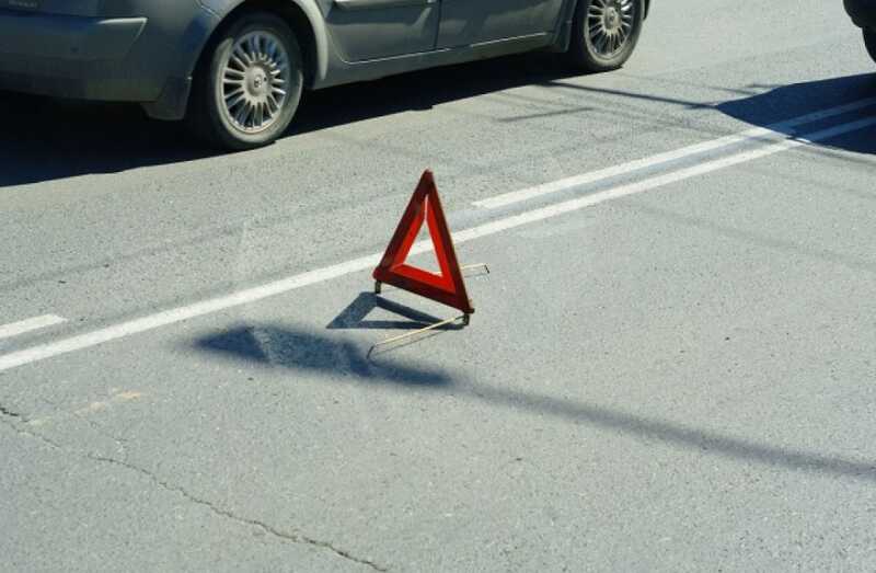Фонарный столб упал на автобус в Московской области