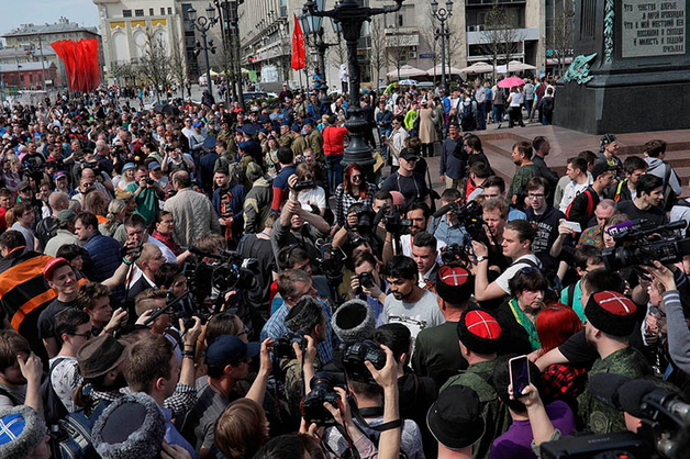 В Москве на митинге «Он вам не царь» ОМОН задержал мать, искавшую сына-солдата в оцеплении