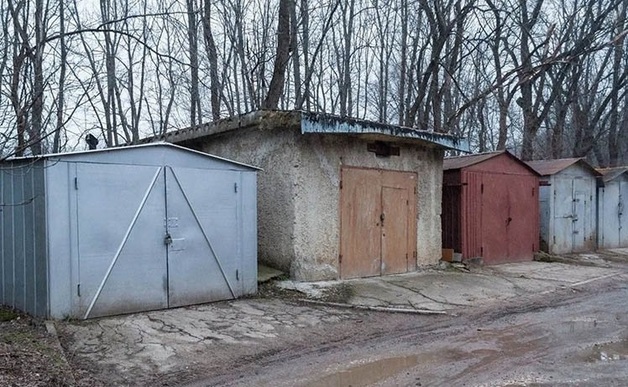 В гараже на севере Москвы нашли мумию мужчины в чехле для сноуборда