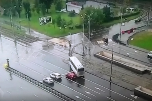 Автобус с китайцами протаранил столб на востоке Москвы. Видео ДТП, в котором пострадали 15 человек