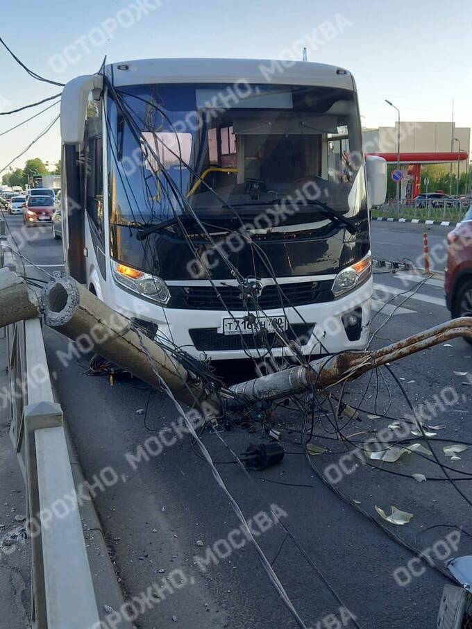 Фонарный столб упал на автобус в Московской области qzeiqetiukiqdkmp