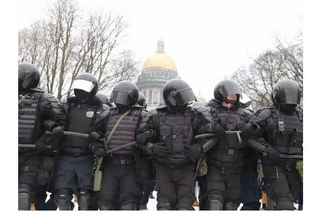 Женщина, получившая удар в живот на протесте, покинула дом