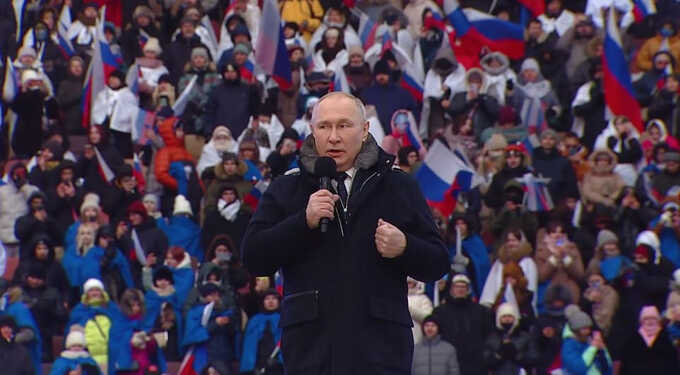 Путин вышел на сцену митинга-концерта в Лужниках